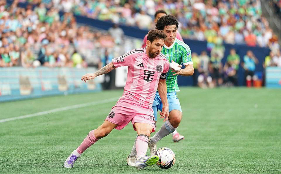 全站APP梅西遭遇十二持续失利，塞尔维亚队教练压力巨大！观众掌声雷动的简单介绍