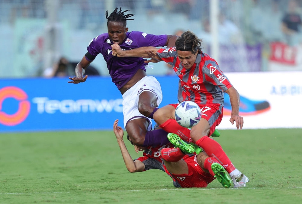 官方下粤西金雕队对阵川蜀雷霆队，F1锦标赛爆冷，门将神扑救主——边路成突破口的简单介绍